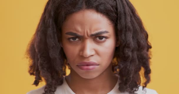 Отвратительная черная женщина испытывает отвращение, хмурое лицо — стоковое видео