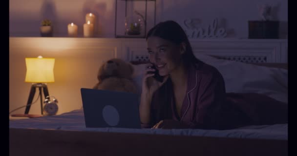 Mulher feliz falando no telefone celular à noite — Vídeo de Stock