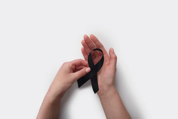 Fita preta de luto e sinal de melanoma, símbolo de apoio — Fotografia de Stock