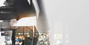 İş adamı elinde belge tutuyor, Metropolis 'le yaratıcı kolaj yapıyor. Boşluğu kopyala