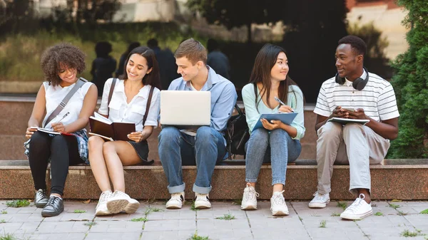 Badanie egzaminacyjne. Grupa międzyrasowych studentów przygotowujących się do wspólnych wykładów na świeżym powietrzu — Zdjęcie stockowe