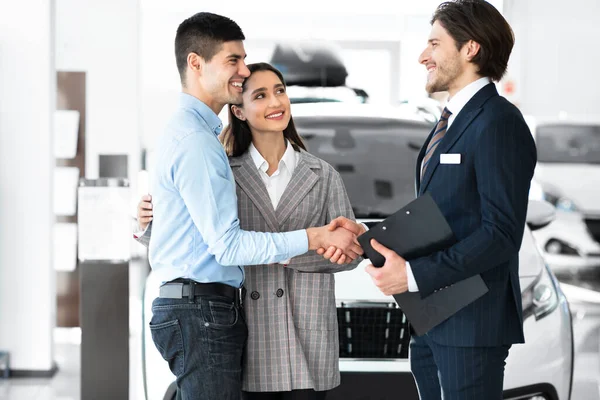Handsome Manager Shaking Hands With Young Buyers — Stock Photo, Image