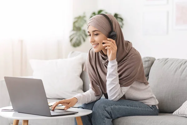 Educación en línea. Mujer árabe joven en estudio de Hijab con el ordenador portátil en casa — Foto de Stock