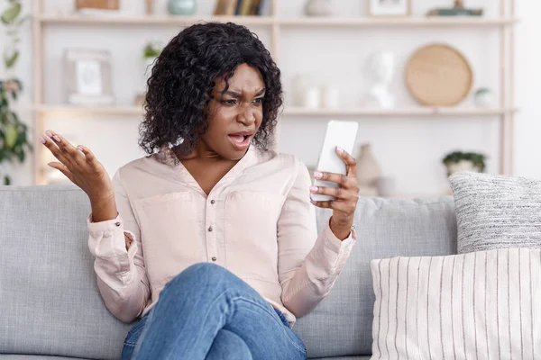 Boos zwarte vrouw schreeuwen op mobiele telefoon, hebben telefoon ruzie thuis — Stockfoto