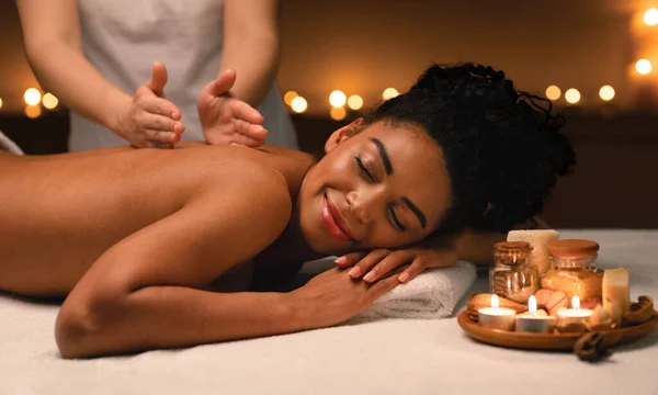 Mulher negra recebendo massagem corporal clássica no spa — Fotografia de Stock