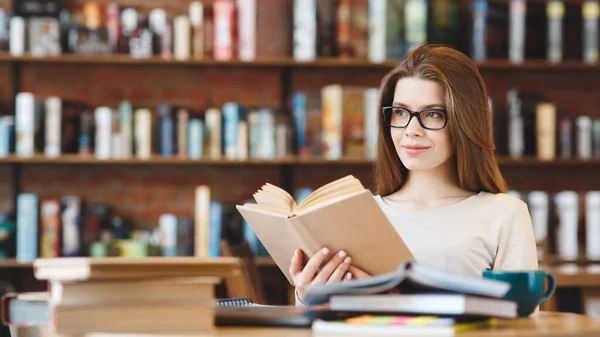Ελκυστική νεαρή μαθήτρια με πολλά βιβλία σε ένα καφέ — Φωτογραφία Αρχείου