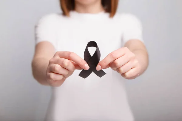 Mujer irreconocible tiene cinta de conciencia. Melanoma Cáncer — Foto de Stock