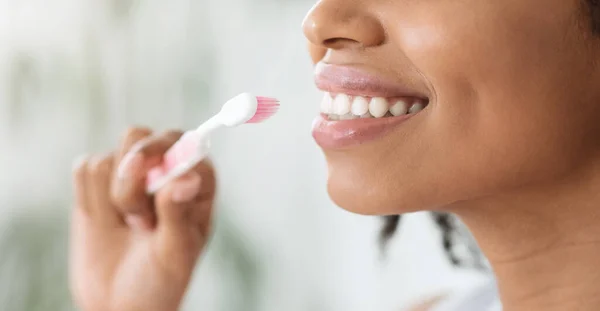 Orale zorg. Zwarte vrouw met mooie glimlach en witte tanden Holding tandenborstel — Stockfoto