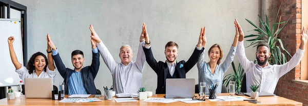 Colegas felizes comemorando o sucesso dos negócios dando alta cinco no escritório, Panorama — Fotografia de Stock