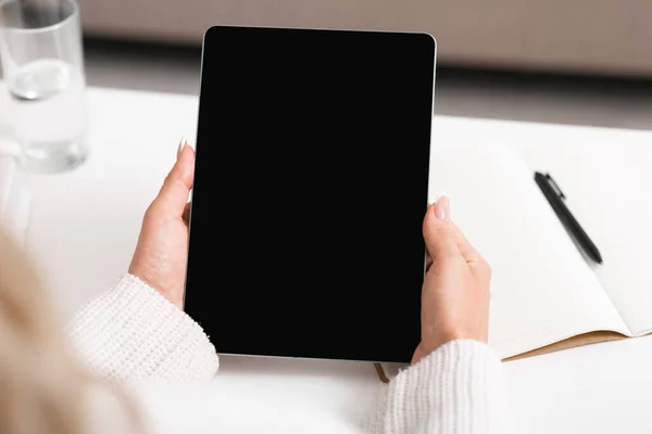 Edukacja online i przeglądanie webinarium. Kobiece dłonie trzymające tabletkę z pustym ekranem — Zdjęcie stockowe