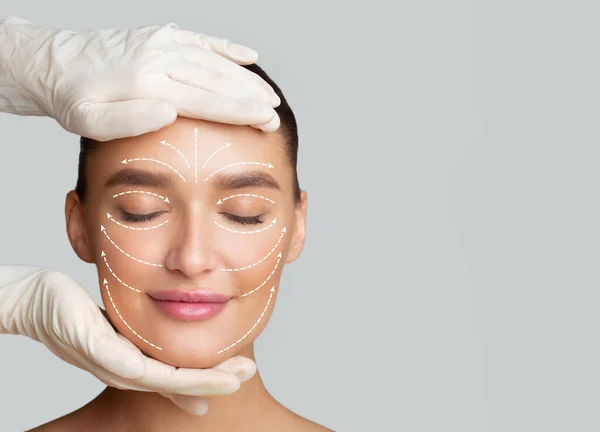 Kalme vrouw ontvangt gezichtsmassage van cosmetoloog — Stockfoto