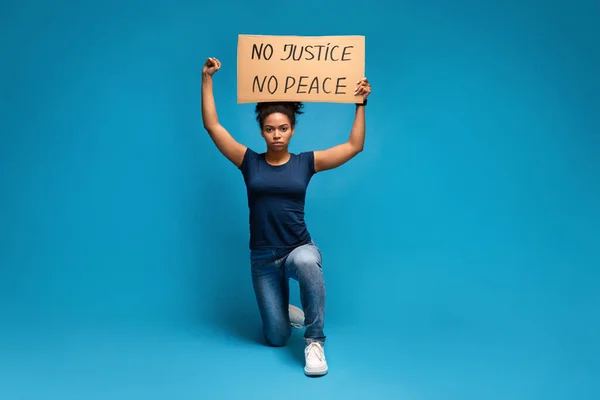 Afroamerikanerin protestiert mit No Justice No Peace — Stockfoto