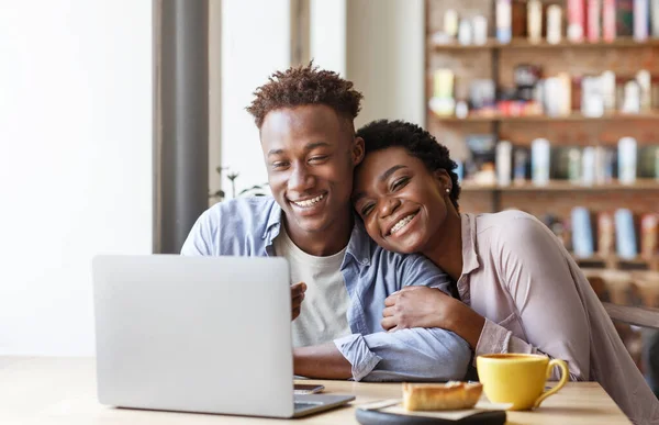 Zwart paar in liefde kijken entertainment video samen in de stad cafe — Stockfoto