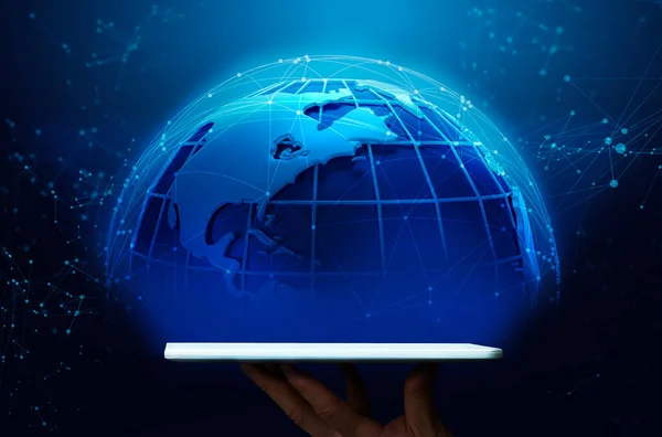 Tangan laki-laki memegang komputer tablet dengan muncul planet dikelilingi oleh jaringan global, kolase. Panorama — Stok Foto