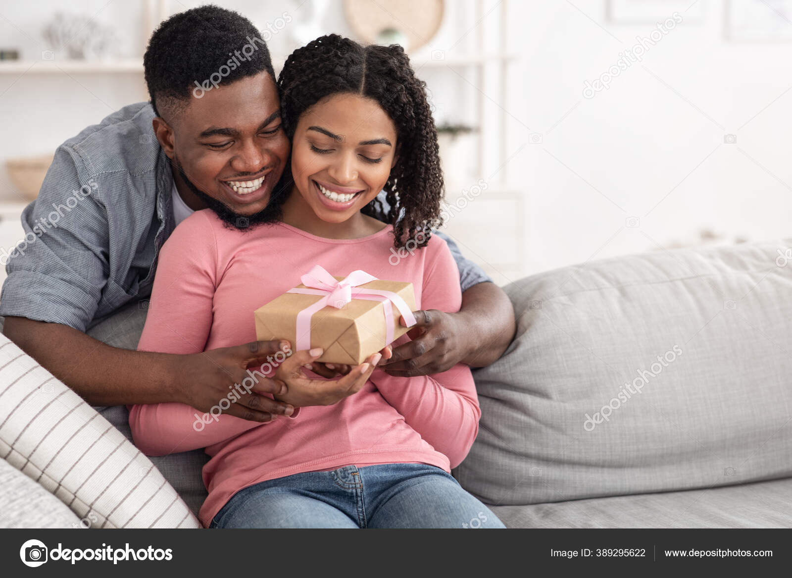 浪漫的惊喜。爱黑人丈夫送礼给家庭幸福的妻子——图库图片© Milkos #389295622, image size:1600x1167