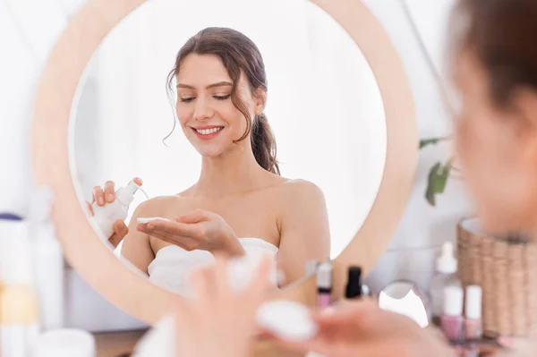 Happy attractive woman using face toner after shower — Stock Photo, Image