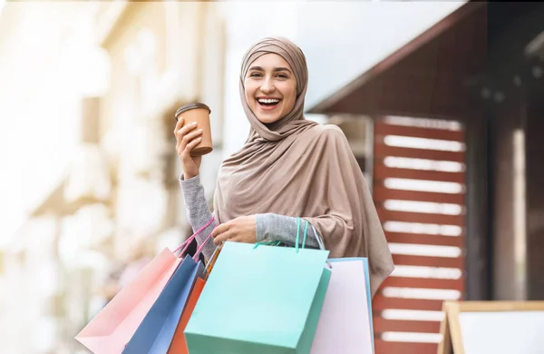 Hermosa joven musulmana mujer con bolsas de compras —  Fotos de Stock