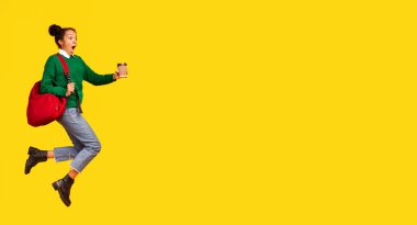 Afro kız sarı arka planda acele ediyor.