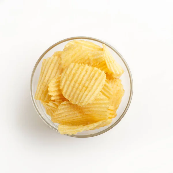 Mat på bar för öl. Krispiga chips i glas platta isolerad på vit bakgrund — Stockfoto