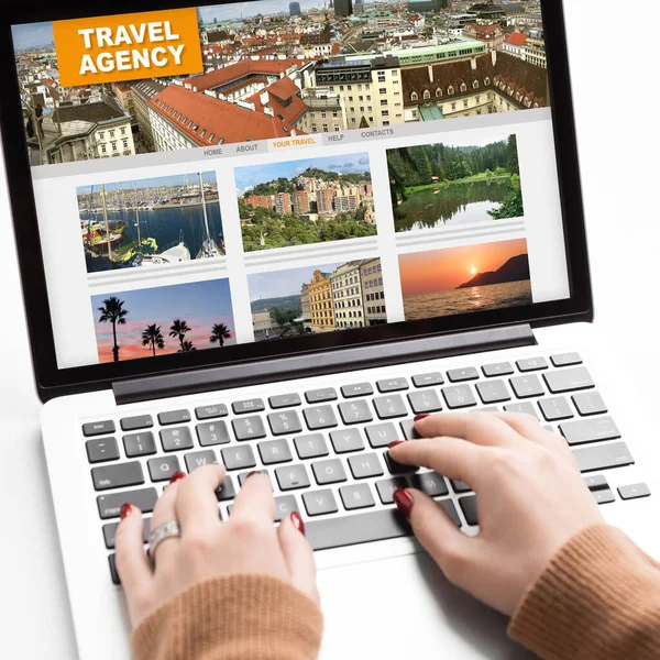 Невідома жінка використовує ноутбук з туристичним агентством веб-сайт на екрані в офісі — стокове фото