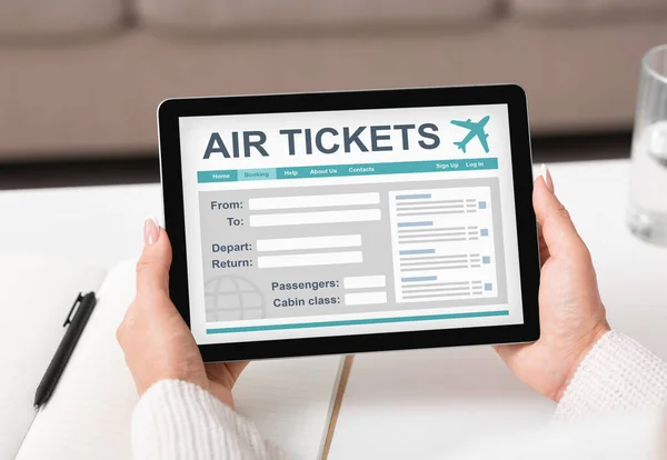 Lady with Digital Tablet Rezerwacja biletów lotniczych w pomieszczeniach, zbliżenie, kolaż — Zdjęcie stockowe