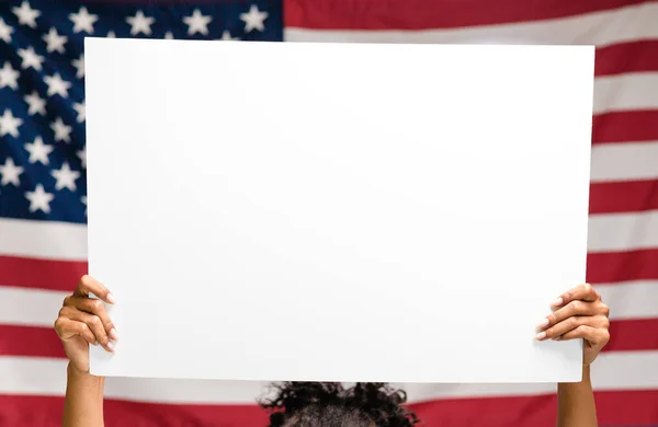Cartel en blanco para texto en las manos sobre bandera de EE.UU., espacio vacío —  Fotos de Stock