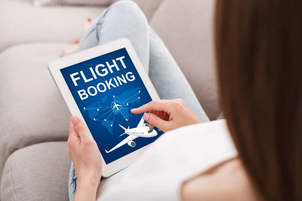 Nő vásárol Air Tickets segítségével Tablet Ülés beltéri, Vágott, Kollázs — Stock Fotó