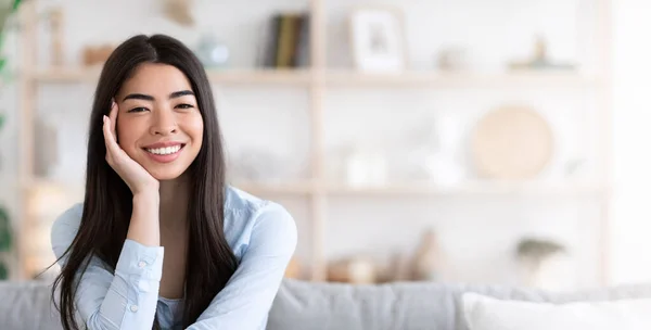 Retrato de hermosa chica asiática descansando en casa, sonriendo a la cámara — Foto de Stock