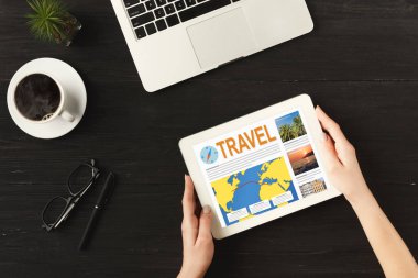 Kahve molası sırasında Sayısal Tablet 'te Seyahat Blog' u okuyan tanınmayan kadın