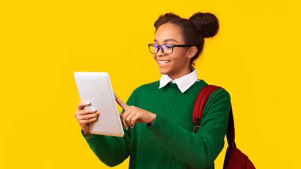 Smiling black girl standing with tablet at studio — Stock Photo, Image