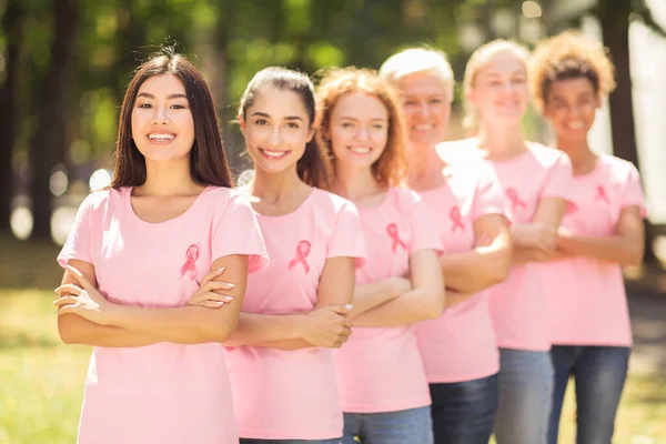 Grupo de Voluntários de Câncer de Mama Mulheres em pé posando ao ar livre — Fotografia de Stock