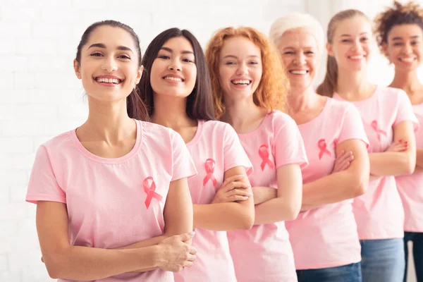 Dames met Oncologie Bewustmakingslinten Staande Over Witte Achtergrond — Stockfoto