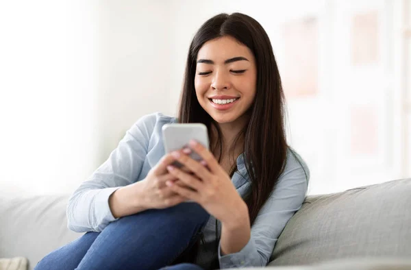 Sonriendo Chica Asiática Usando Smartphone En Casa, Comprobando las Redes Sociales — Foto de Stock