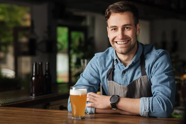Goed gezelschap in de pub. Barman met glas licht bier — Stockfoto