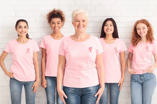 Senior kvinna stående med bröstcancer stödgrupp, vit bakgrund — Stockfoto