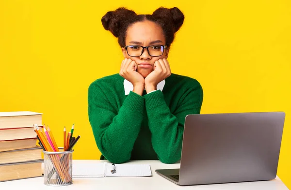 Retrato de afro adolescente cansado usando laptop — Fotografia de Stock