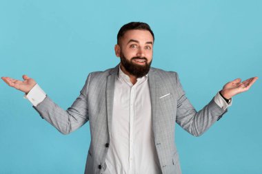 Bin yıllık ofis çalışanı mavi arka planda omuz silkiyor