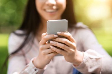 Modern Akıllı Telefonun Kapalı Görüntüsü Gülümseyen Kızın Elleri Açık havada Duruyor