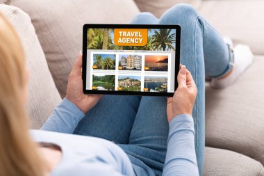 Çevrimiçi Seyahat Acentası Kullanan Kadın Web Sitesi Evdeki Dijital Tablet 'te Açıldı