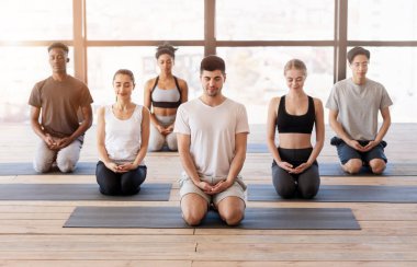 Grup Meditasyonu. Stüdyoda Eğitmenle Yoga Egzersizleri Yapan Çok Irklı İnsanlar