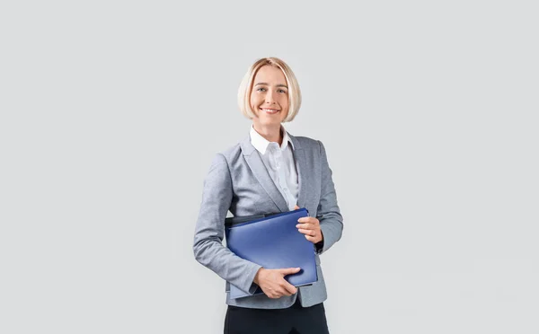 Magabiztos érett nő főnök gazdaság dokumentumok könnyű háttér — Stock Fotó