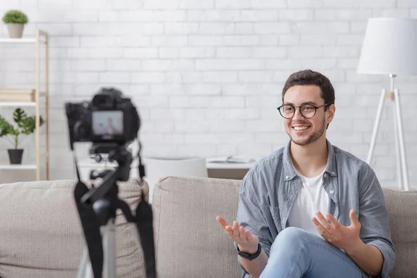 Moderno canale online da casa. Uomo sorridente guardando la fotocamera — Foto Stock