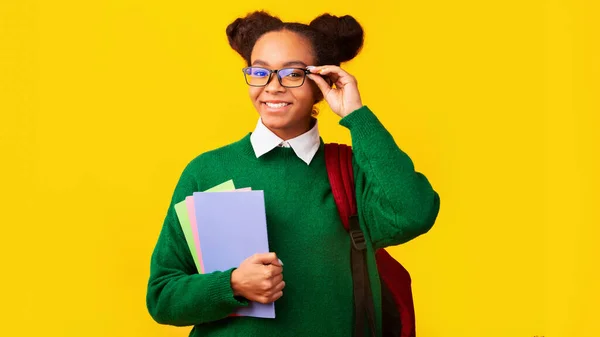 Hermosa adolescente afroamericana con cuadernos de colores — Foto de Stock