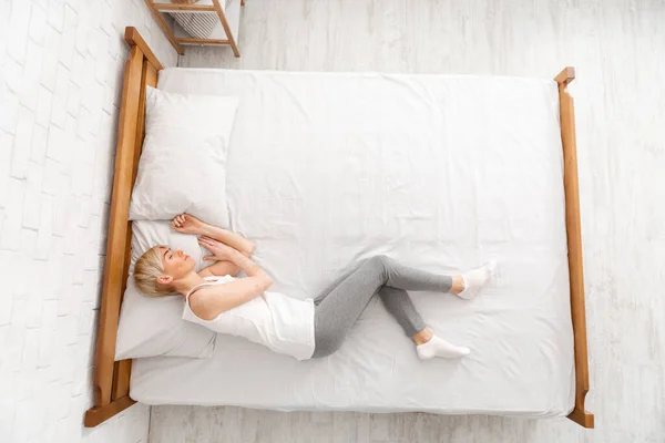 백반증 이 있는 중년 부인 이 침대에서 자는 모습, 맨 위에서 본 모습 — 스톡 사진