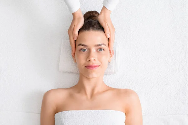 Schön jung dame bekommen kopf massage bei spa — Stockfoto