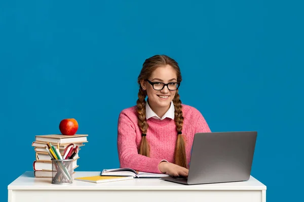 Concetto di processo di apprendimento. Ragazza con computer portatile e libri — Foto Stock