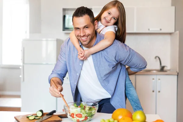Mutlu Baba ve Kız Mutfakta Birlikte Yemek Pişiriyorlar — Stok fotoğraf