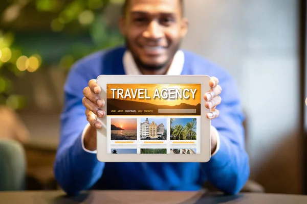 Siyah Adam Sayısal Tablet Tutuyor Açık Seyahat Ajansı Web Sitesi Ekranda — Stok fotoğraf