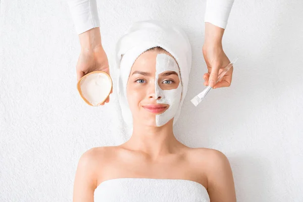 Mulher com máscara na metade do rosto sobre branco — Fotografia de Stock