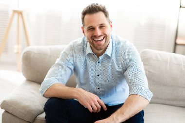 Memnuniyetle kanepede dinleniyorum.